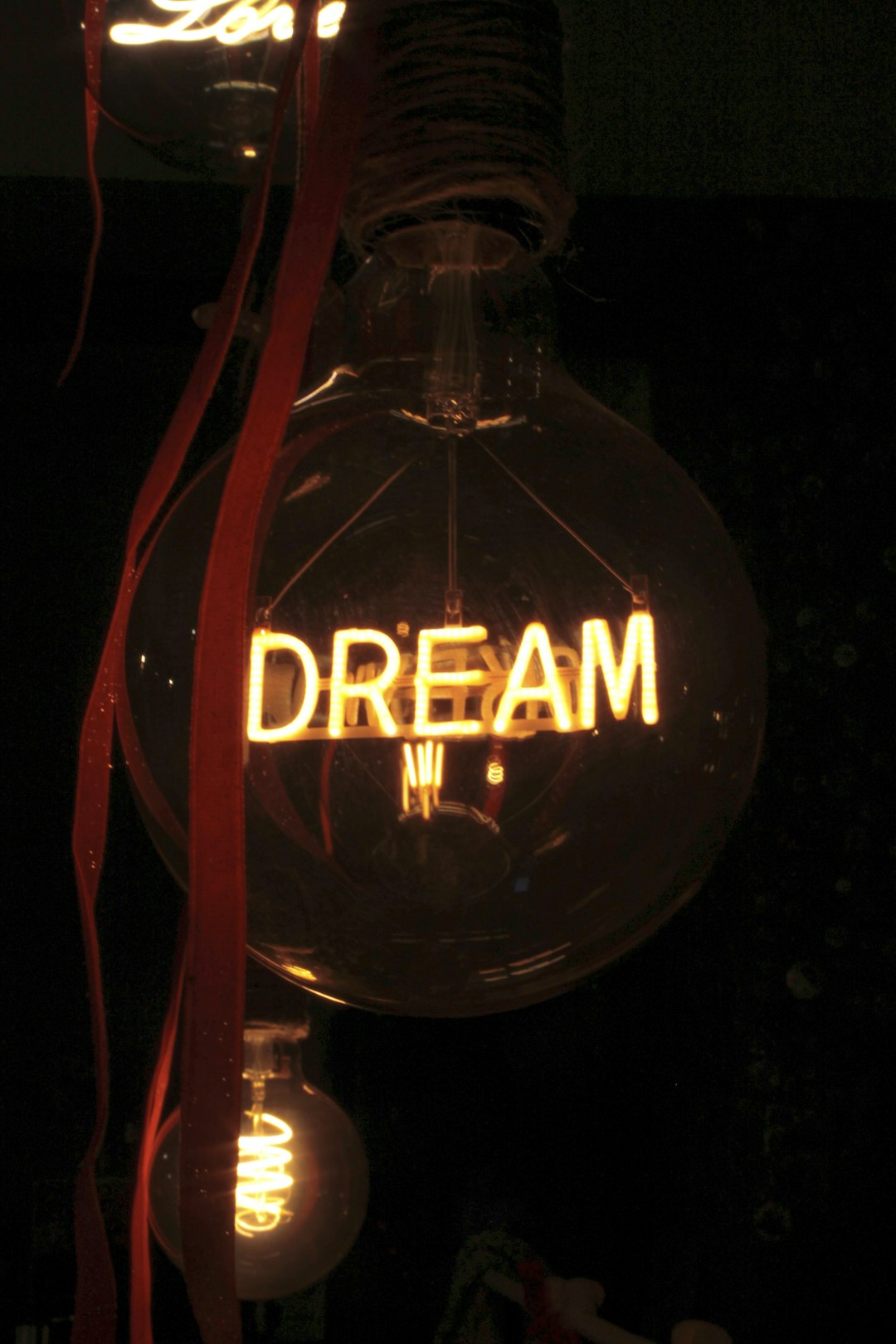 lightbulb-with-the-word-dream-illuminated-inside-qoxhomopzem